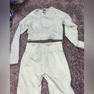 Light yellow gym shark set